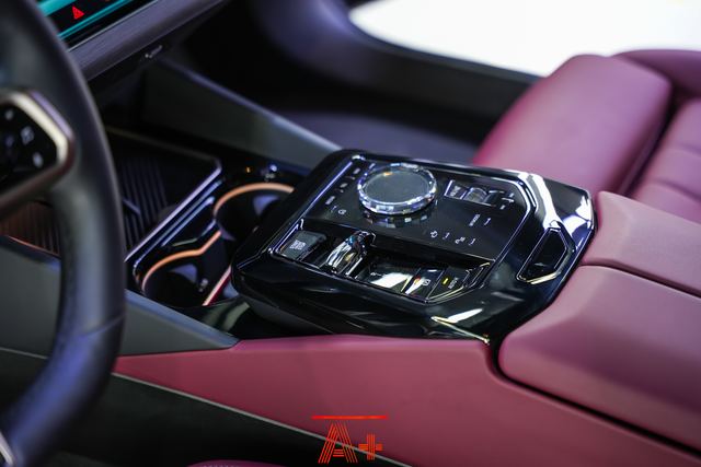 BMW — الكونسول الأوسط بعد التنظيف
